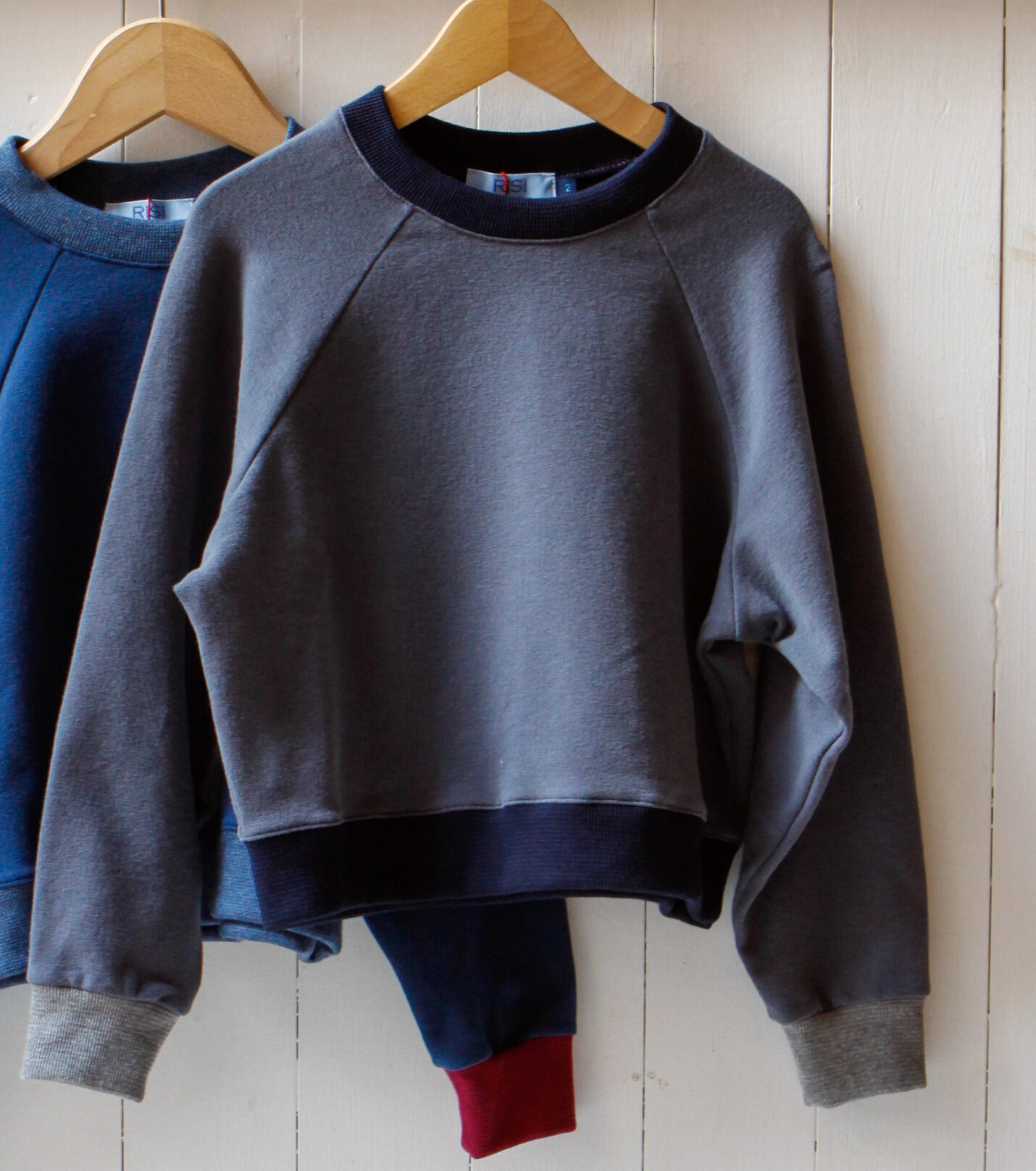 felpa girocollo per bambina blu e grigia Carola RISI Milano
