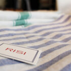 telo mare in lino con righe alternate modello Edoardo Risi Milano