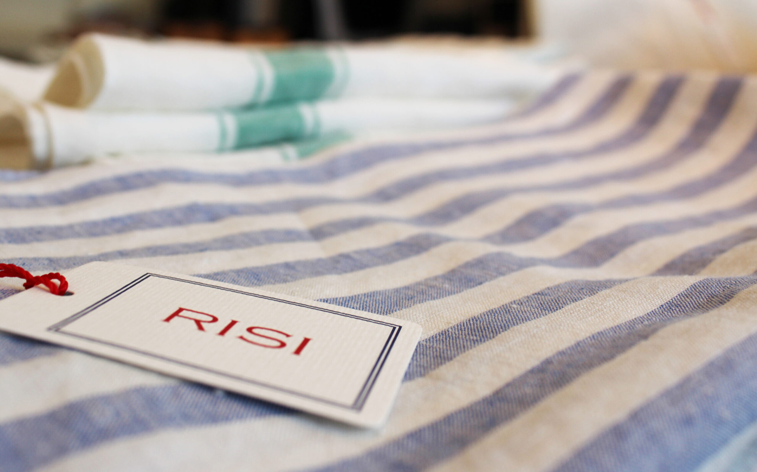 telo mare in lino con righe alternate modello Edoardo Risi Milano