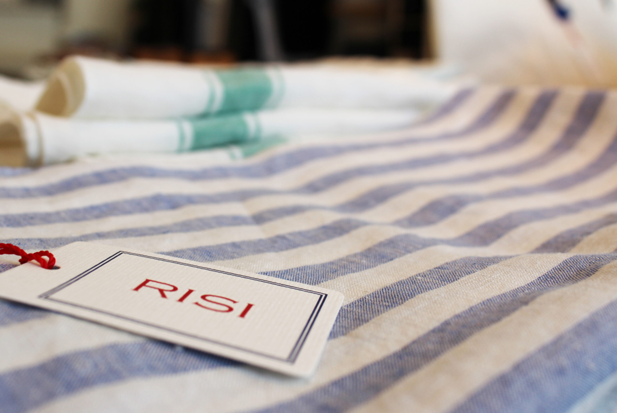 telo mare in lino con righe alternate modello Edoardo Risi Milano