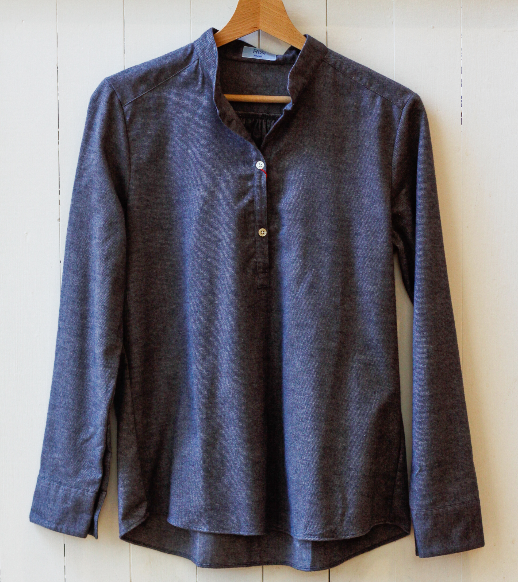 camicia da donna con colletto alla coreana variante in flanella blu Elisa Risi Milano