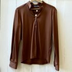 Polo da donna con colletto alla coreana ruggine Orsetta Risi Milano