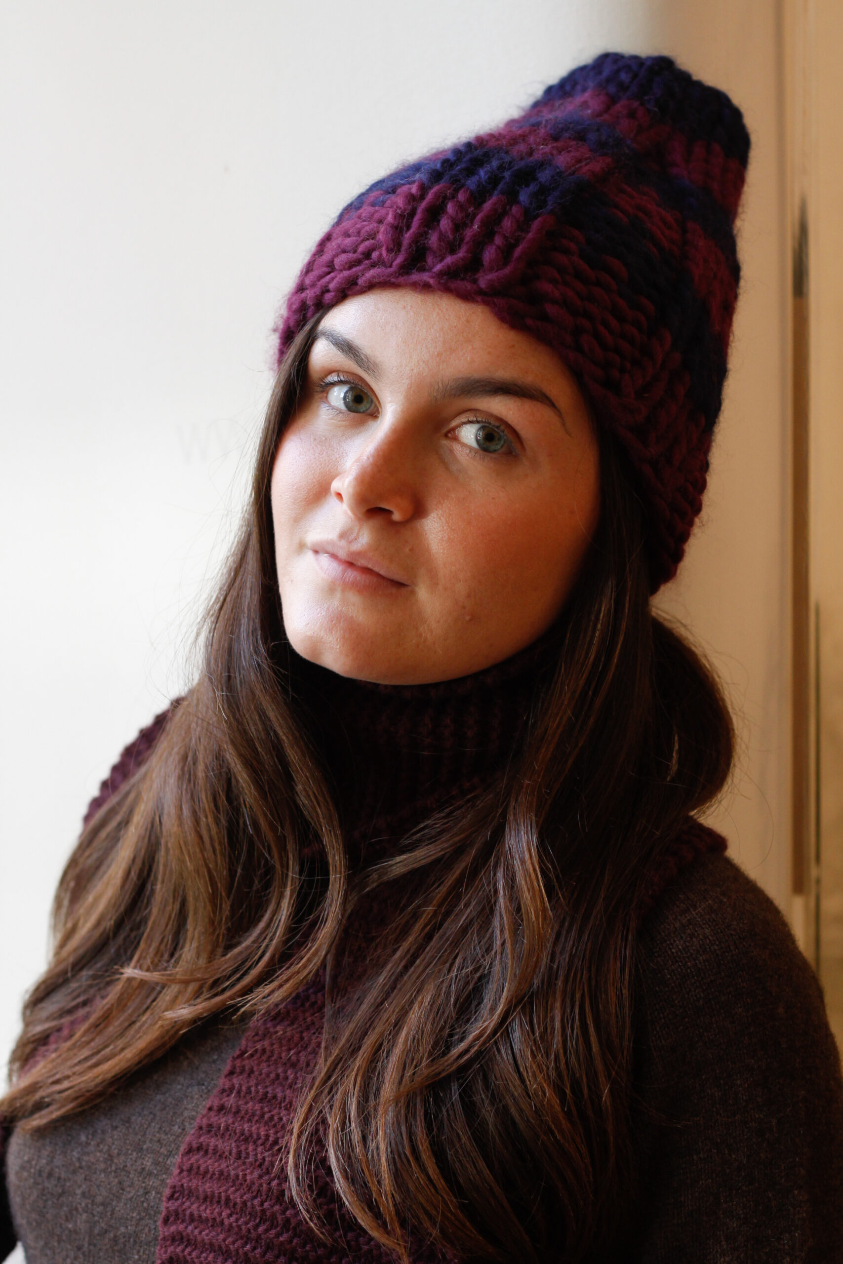 cappellino in lana lavorato a maglia grossa modello Ilario sciarpa in lana e cashmere modello Aquilina RISI Milano RISI Milano