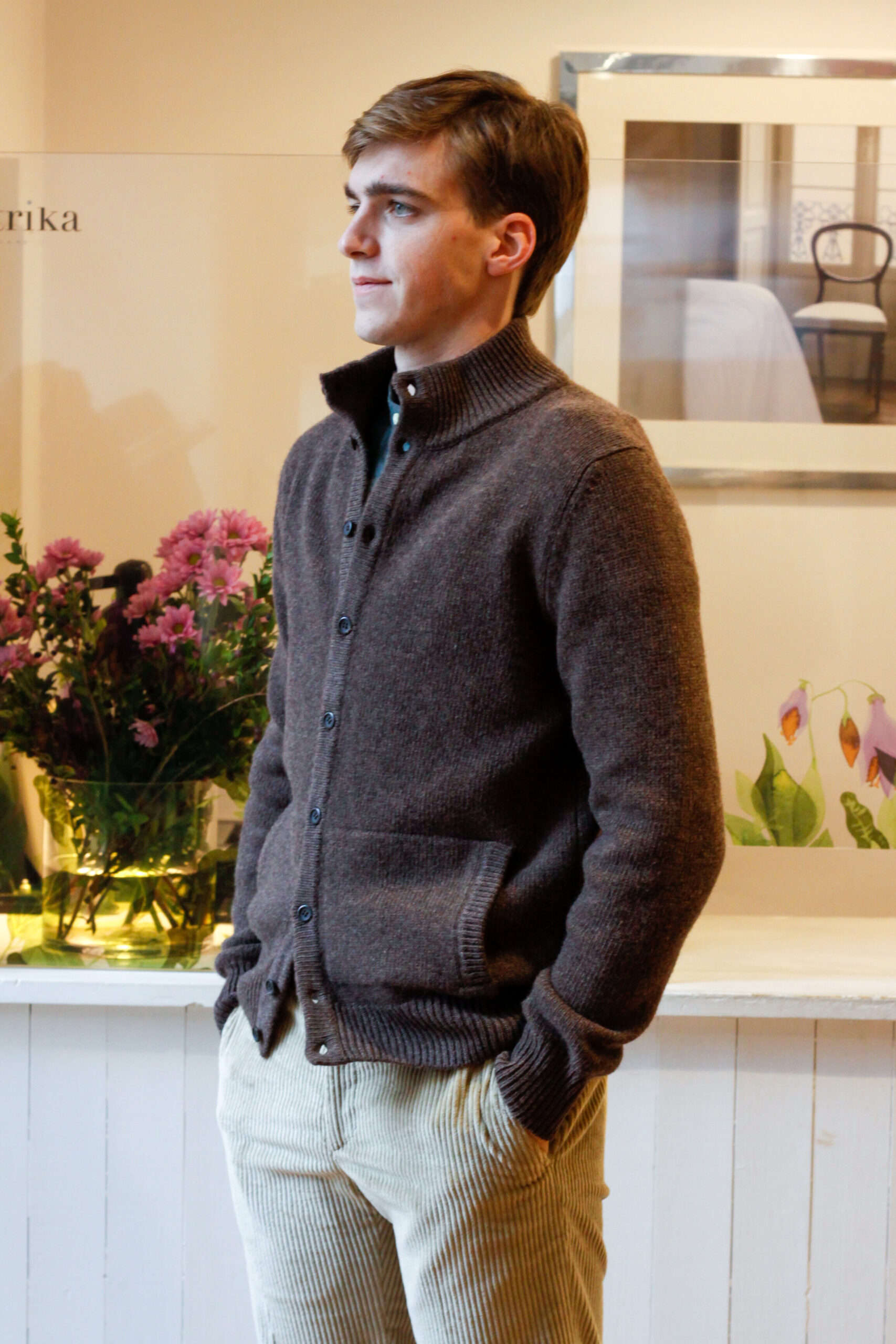 cardigan_pesante_lana_cashmere_gerardo_pantaloni_dritti_velluto_carlo_abbigliamento_inverno_uomo_risi_milano Cardigan da uomo in lana e cashmere con bottoni modello Gerardo RISI Milano