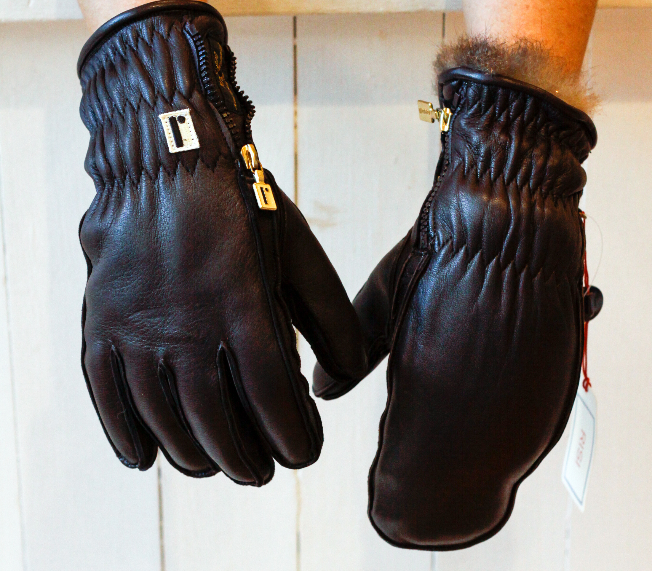 Moffole da sci in pelle interno pelliccia opossum modello Caterina e guanti da sci in pelle interno agnello modello Lorenzo marchio Restelli RISI Milano