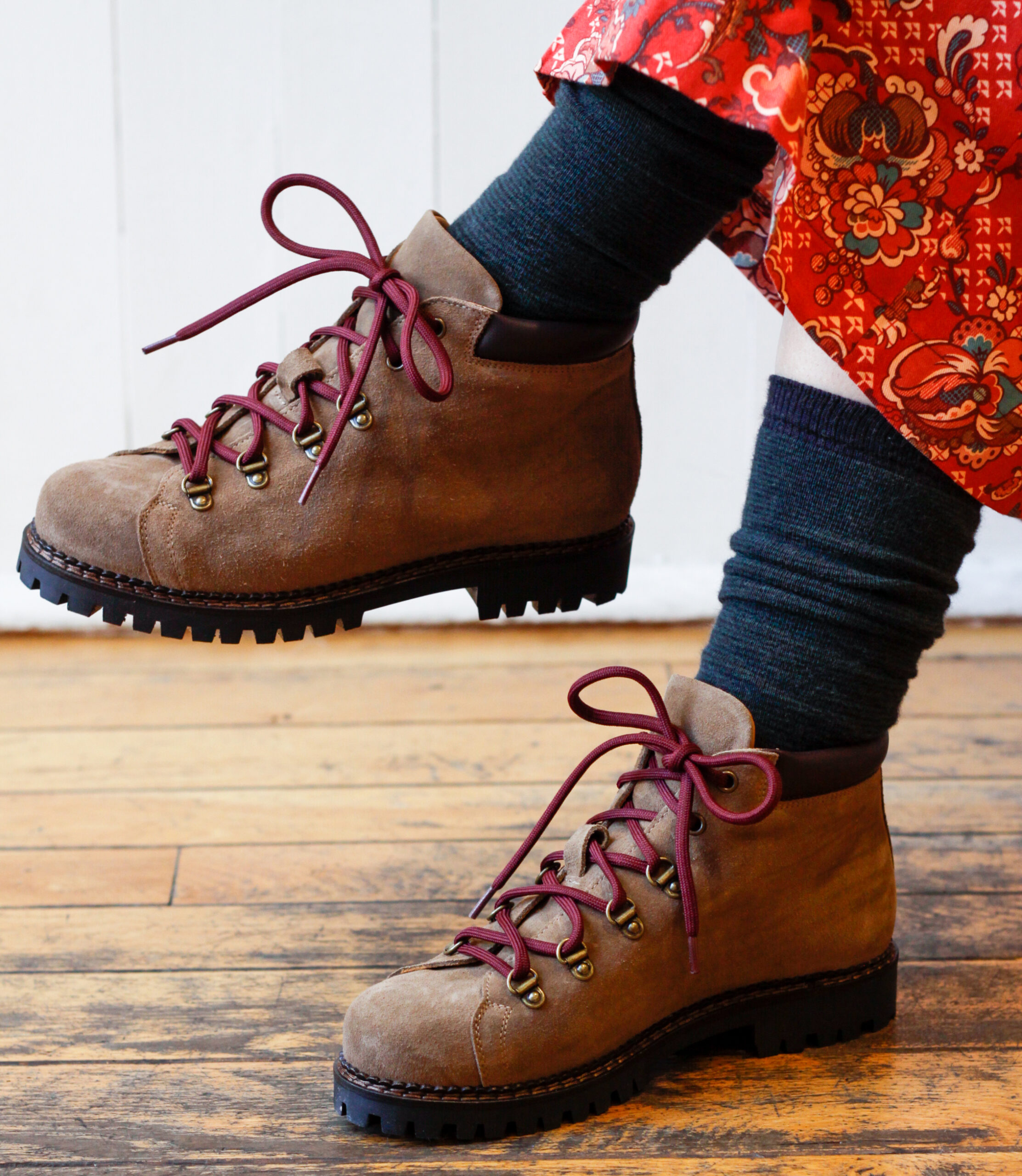scarponcino da montagna da donna scamosciato con stringhe bordeaux modello Louis RISI Milano