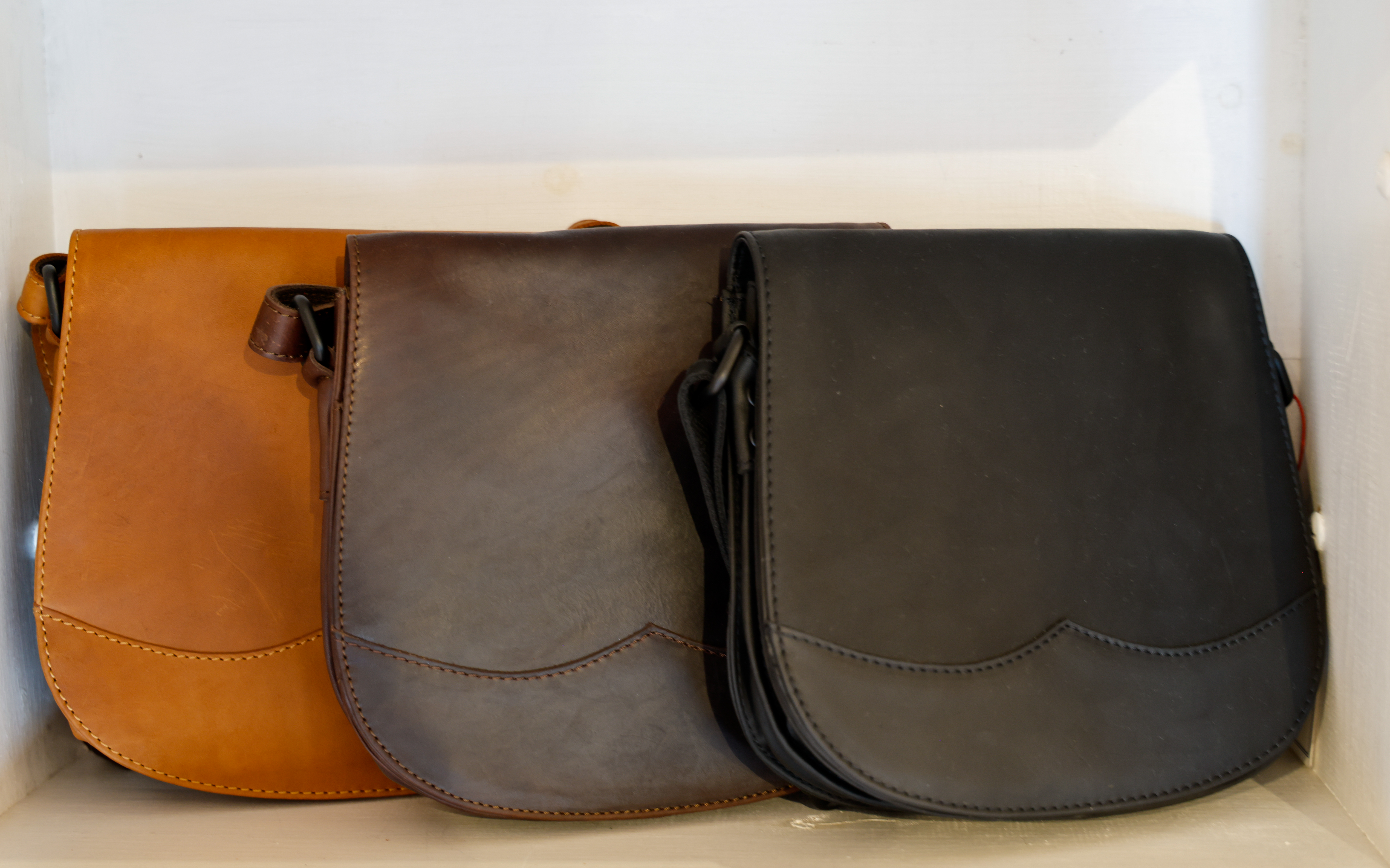 Borsa da donna a tracolla in pelle, postina con patella modello Rachele RISI Milano