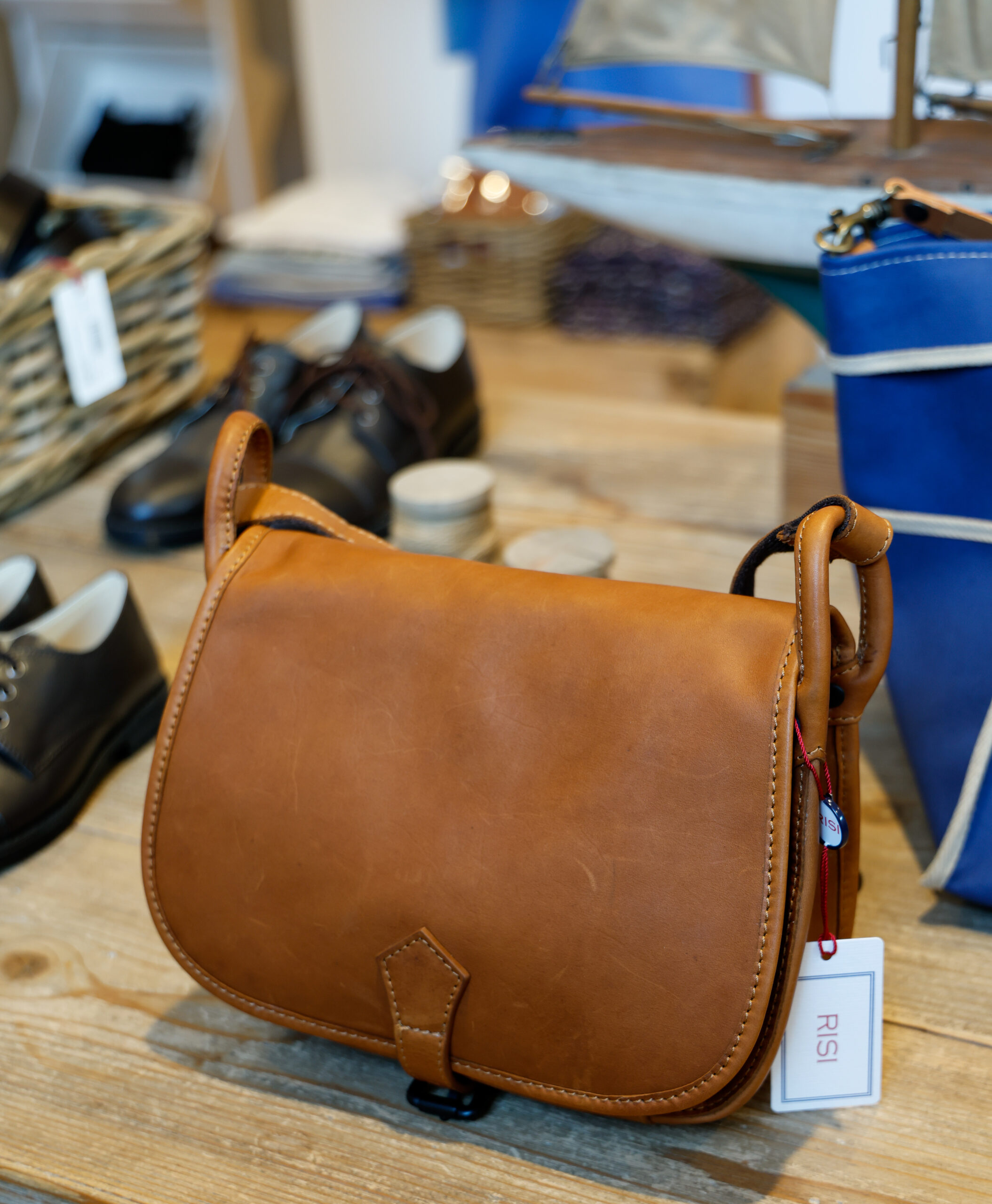 Borsa da donna a tracolla in pelle, postina con patella, modello Tessa RISI Milano