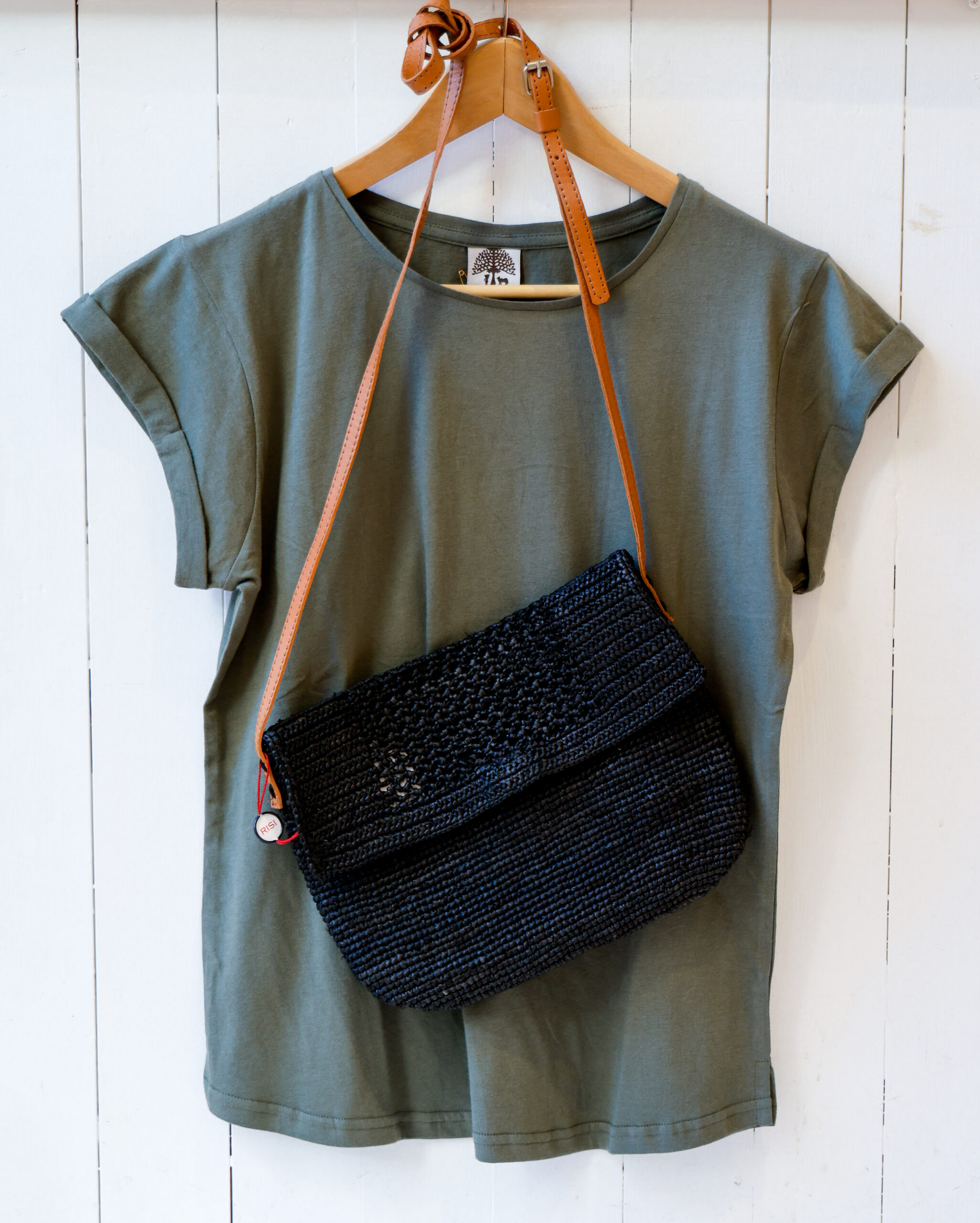 borsa a tracolla vimini piccola nera modello Alveola negozio RISI Milano