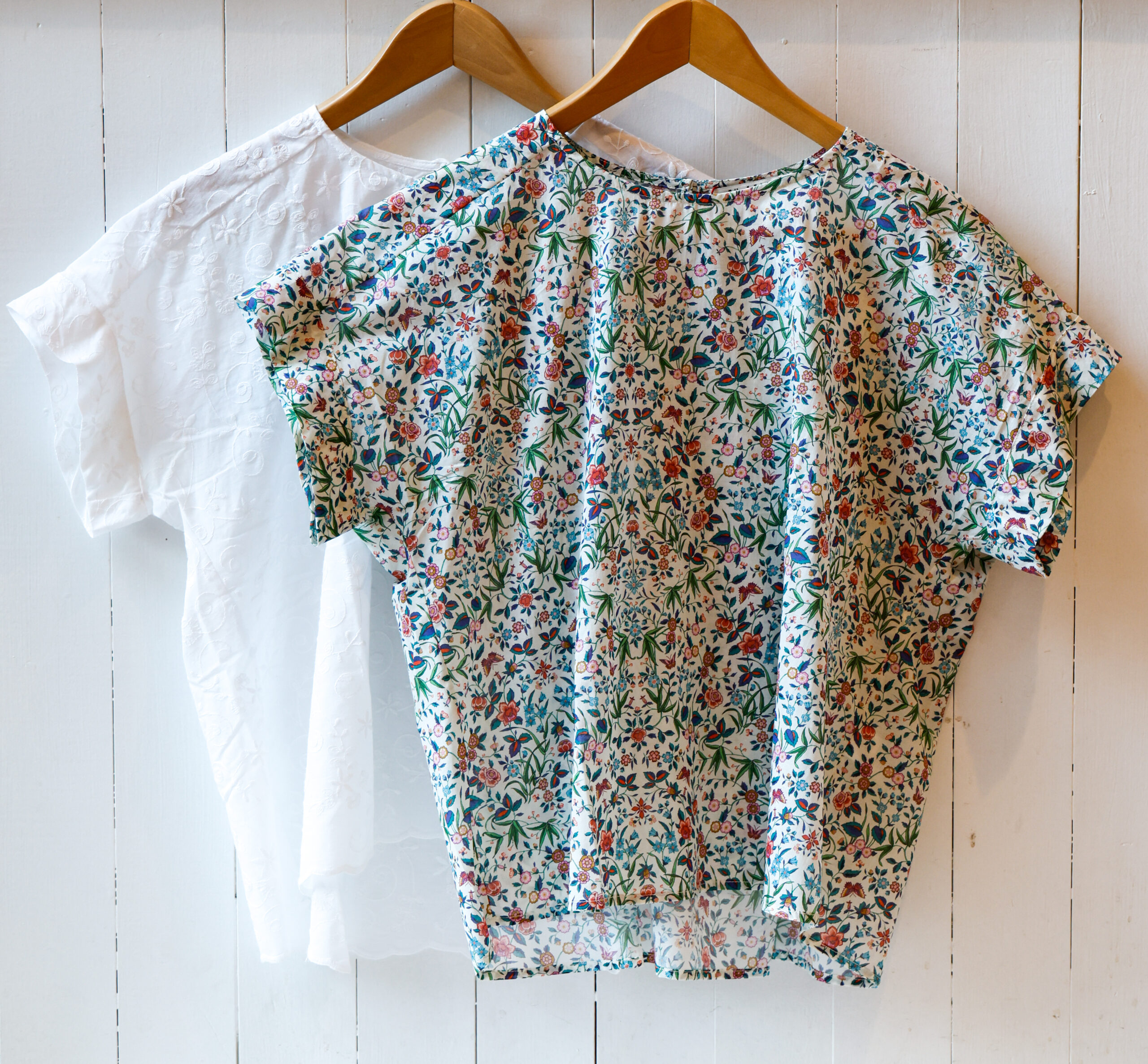 Camicia da donna in cotone leggero manica corta girocollo con bottone dietro modello Lillibeth RISI Milano