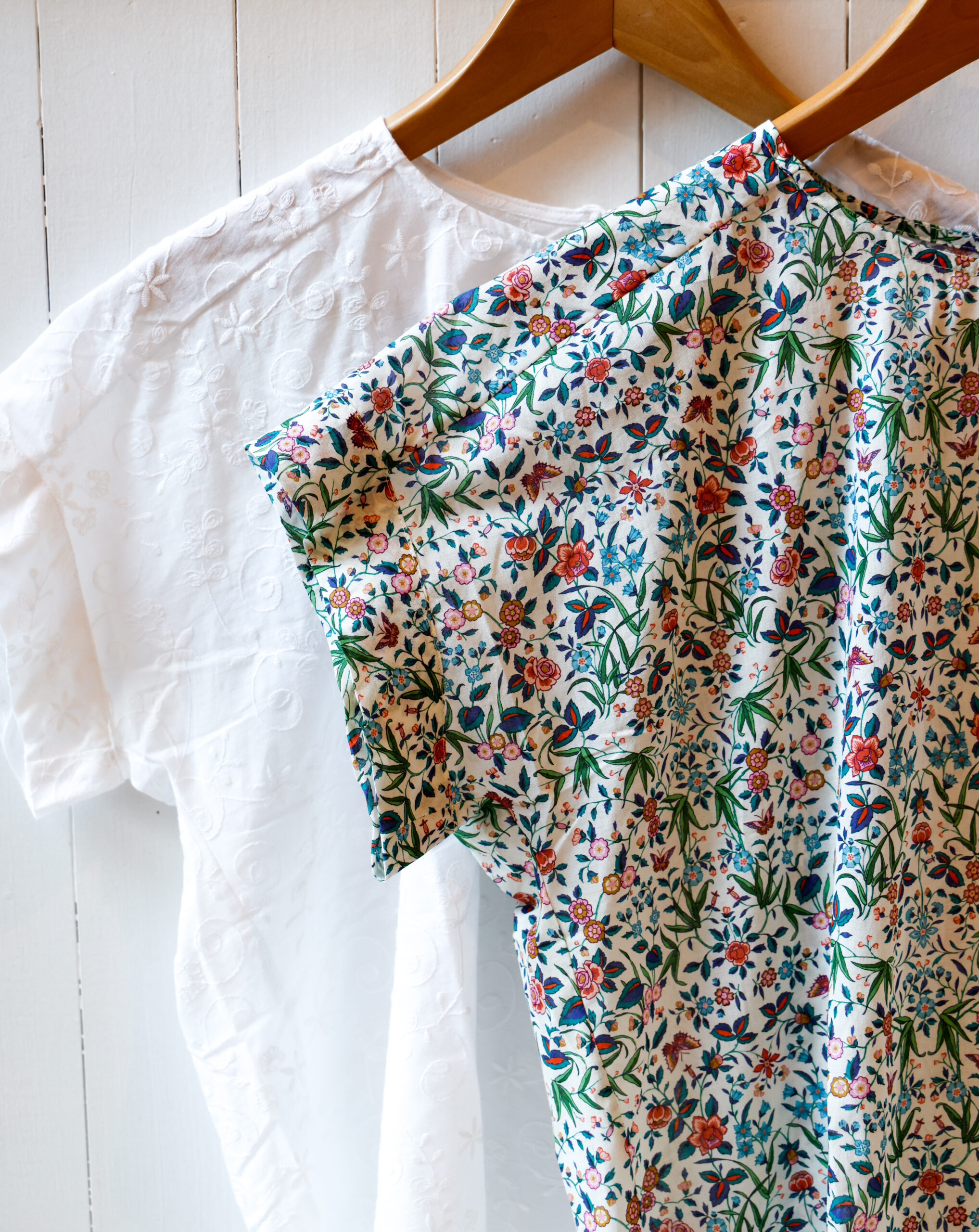 Camicia da donna in cotone leggero manica corta girocollo con bottone dietro modello Lillibeth RISI Milano