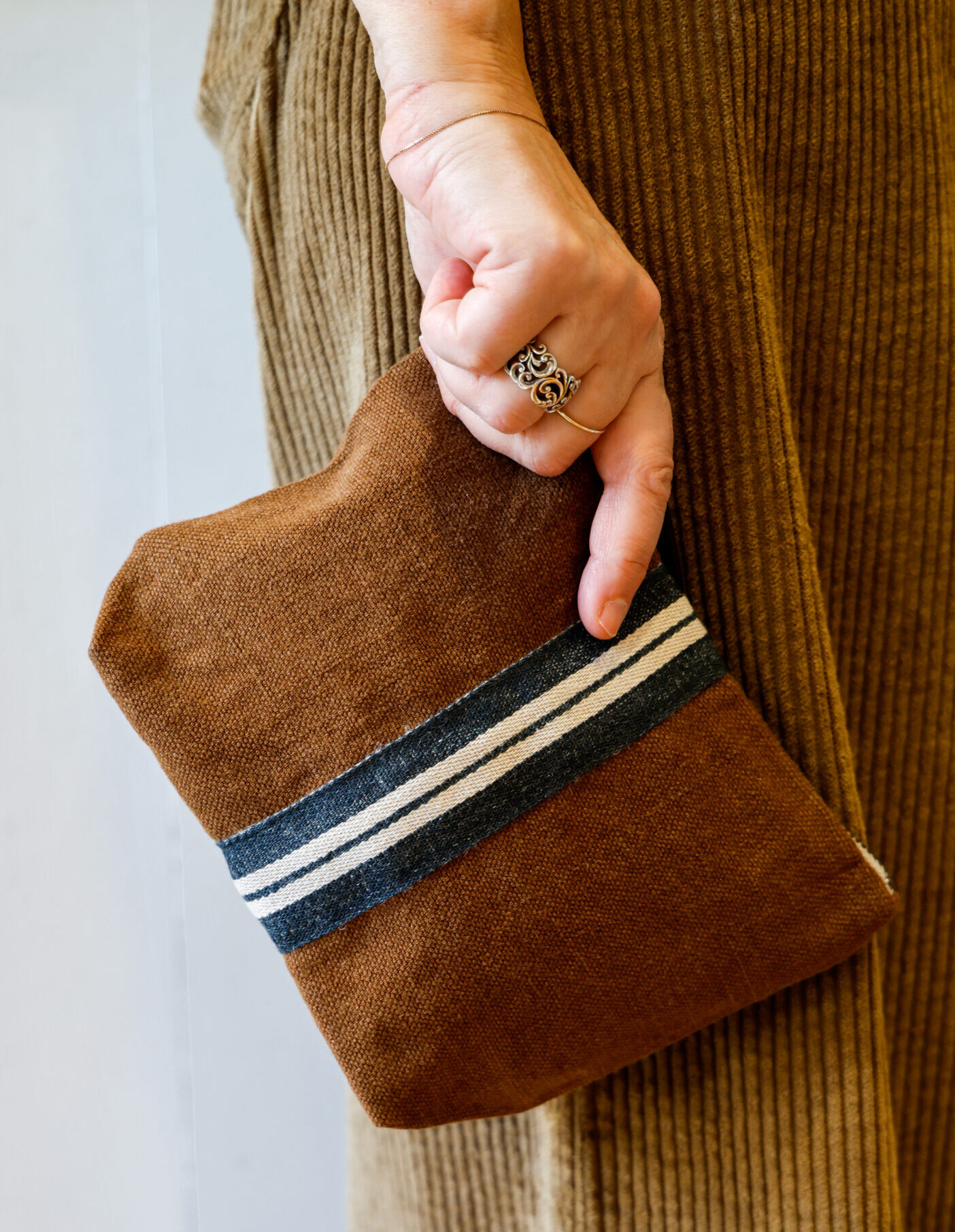 borsa a mano, pochette in lino modello Vania negozio RISI Milano