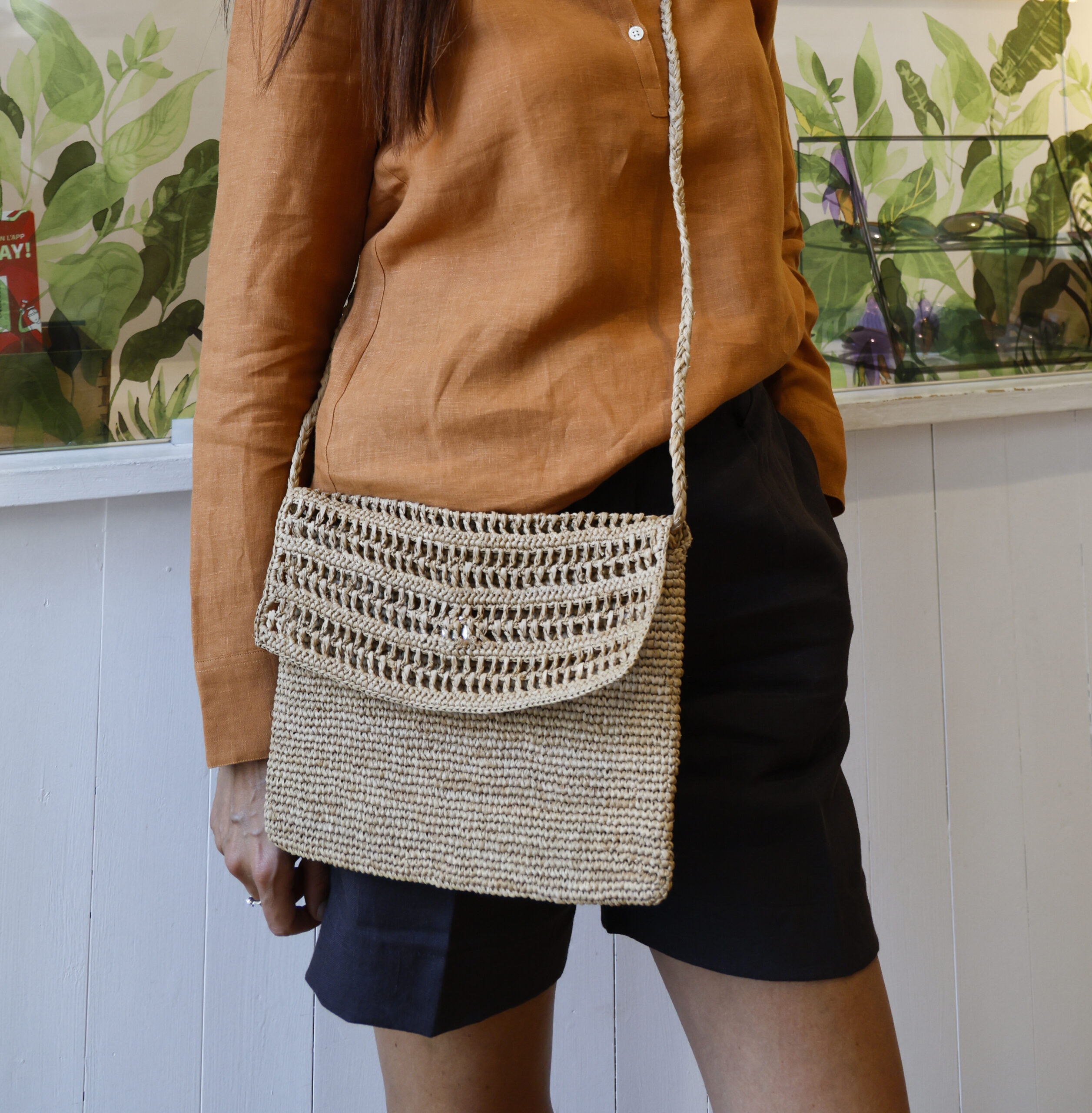camicia donna in lino modello Elisa, shorts modello Alfio, borsa in rafia modello Tina, RISI Milano
