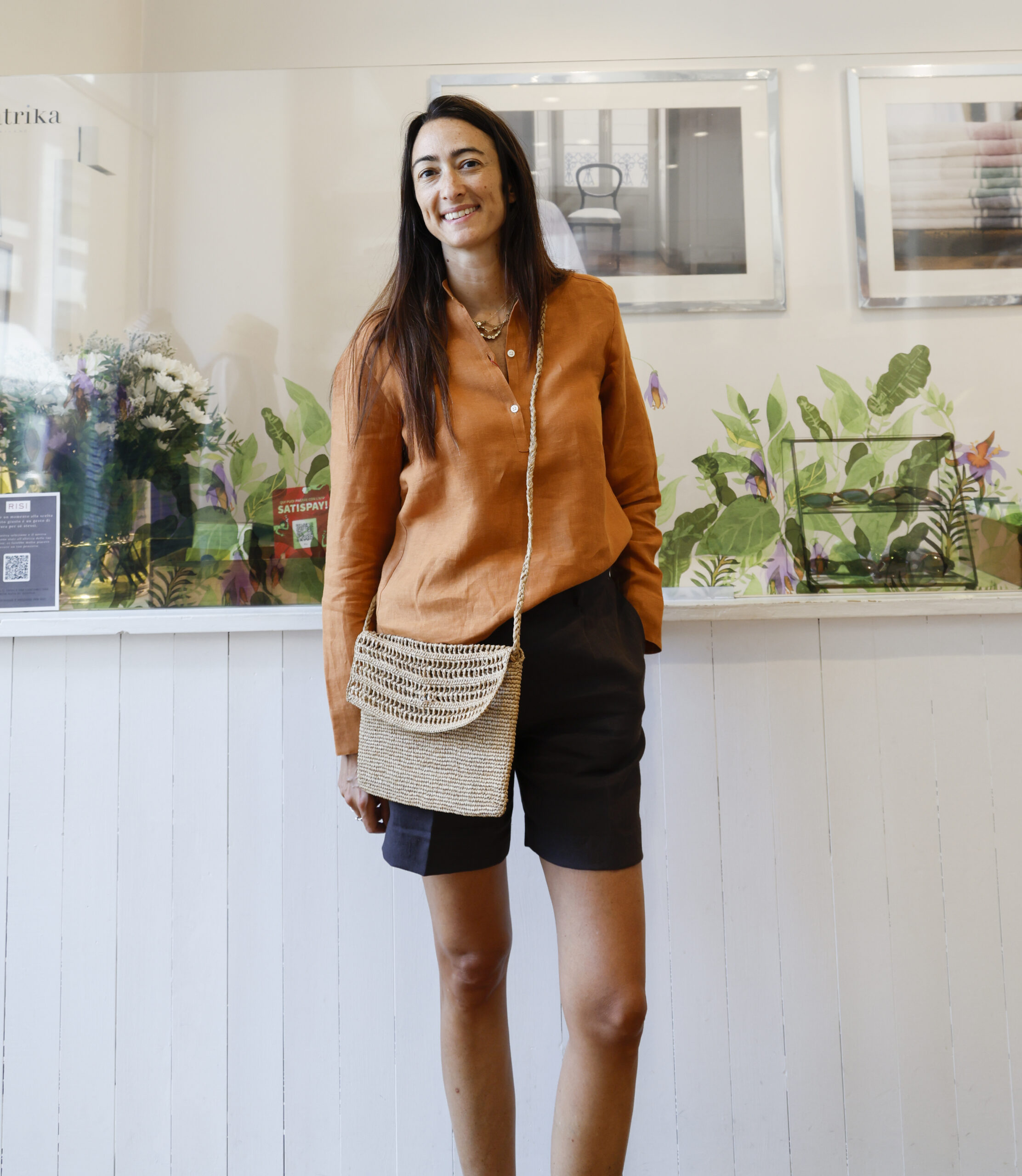 camicia donna in lino modello Elisa, shorts modello Alfio, borsa in rafia modello Tina RISI Milano