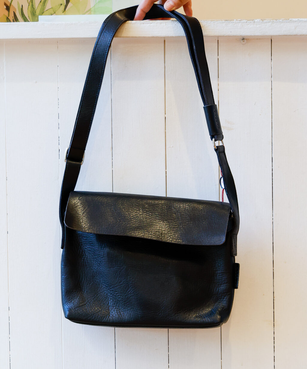 Borsa a tracolla in pelle con patella davanti modello Maura RISI Milano
